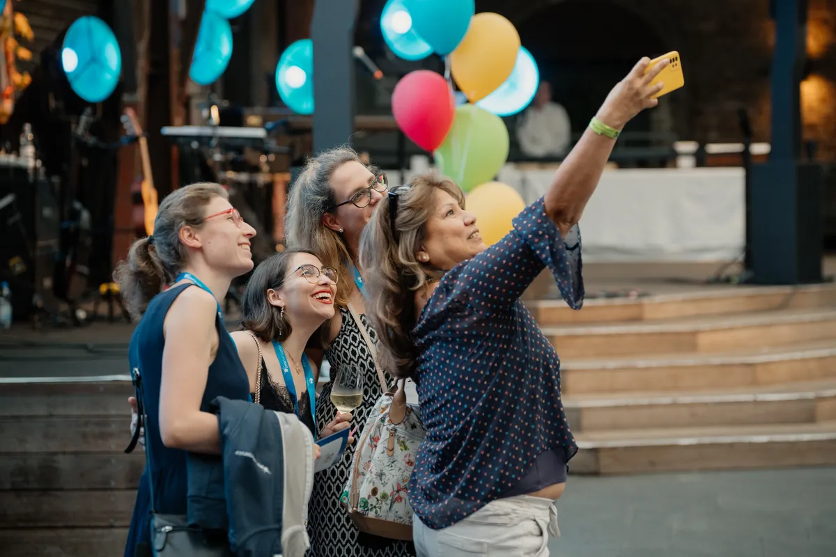 Sommerfest mit Musik4Friends: Fröhliche Stimmung, Tanz und Unterhaltung im Freien.